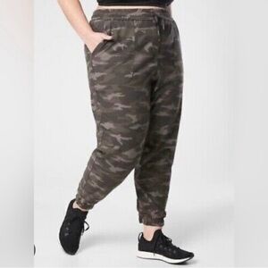 ATHLETA Camo Farallon Jogger Army Olive Green Camouflage Print Sweatpants 22